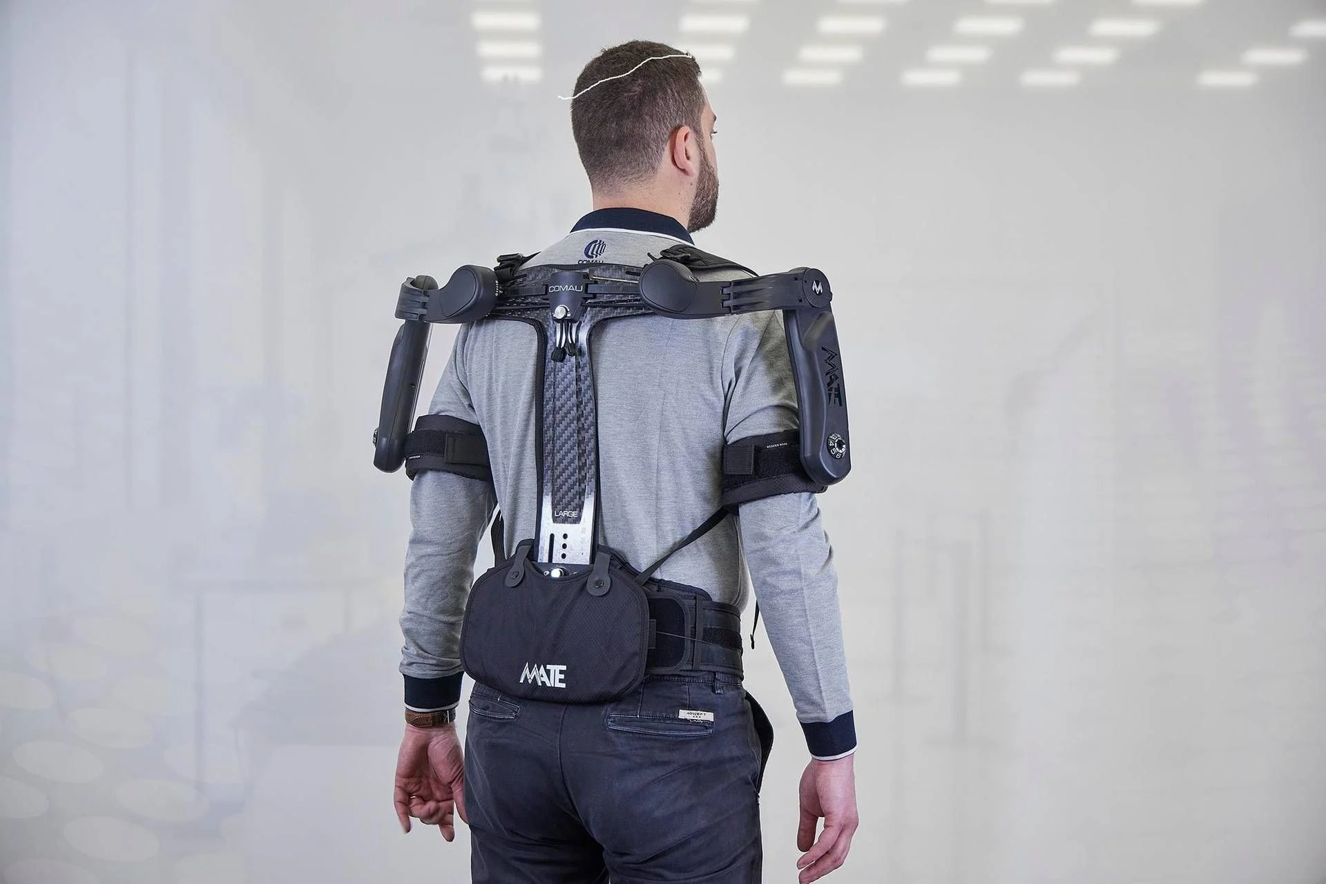 Comau apresenta MATE-XT GO: exoesqueleto passivo que reduz até 50% do esforço em trabalho acima dos ombros