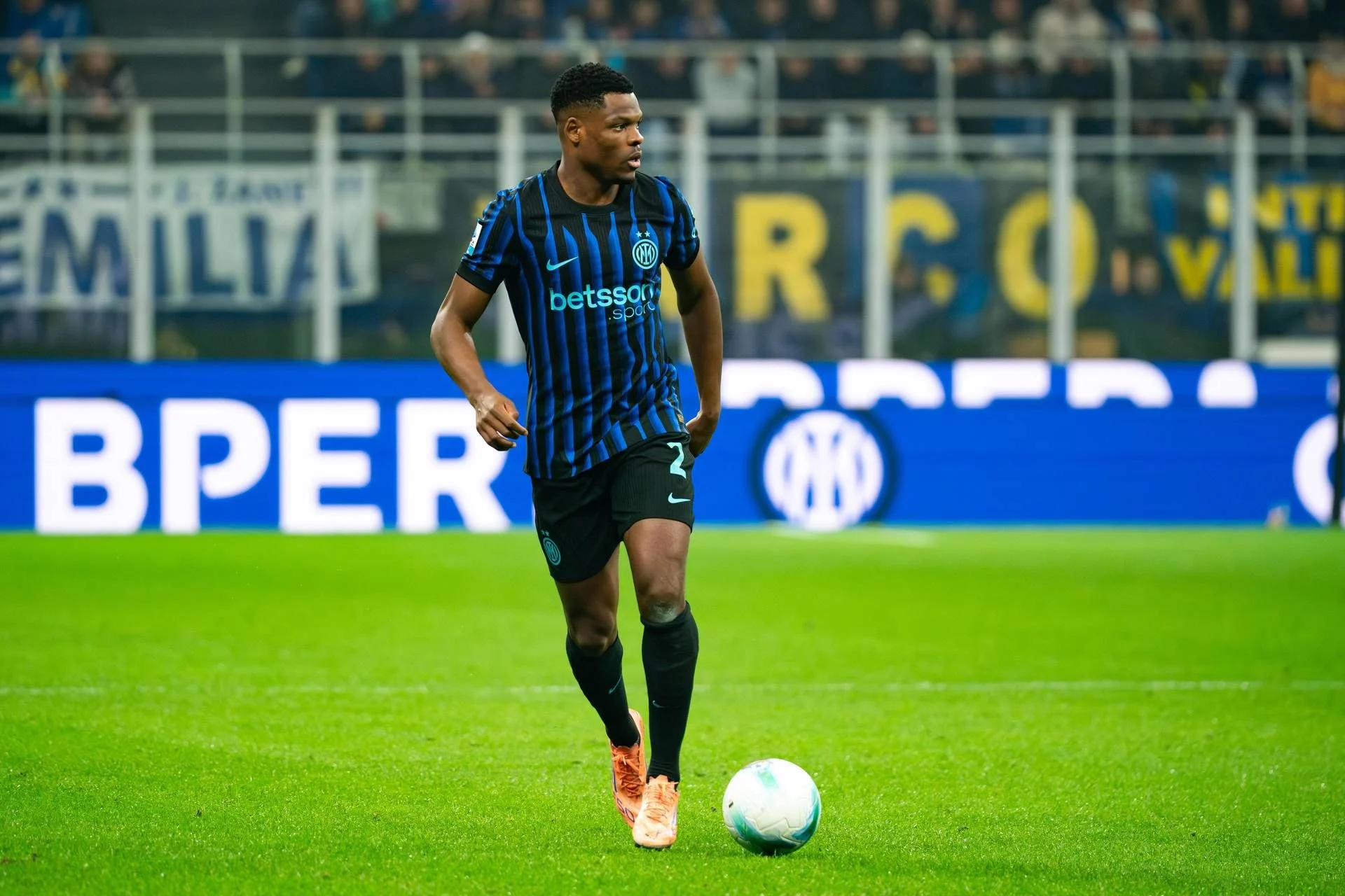 Dumfries retoma treinos em grupo no Inter e pode voltar aos convocados em fevereiro