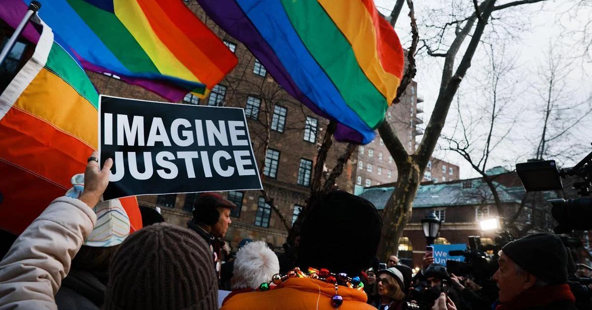 Bandeira arco-íris do Stonewall é reinstalada após remoção determinada pela administração Trump