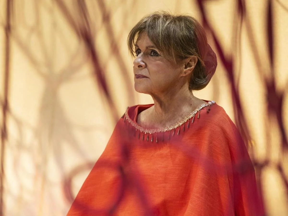 Lella Costa leva estudantes ao Teatro Donizetti com 'Lisístrata': a líder política que o palco reconstrói