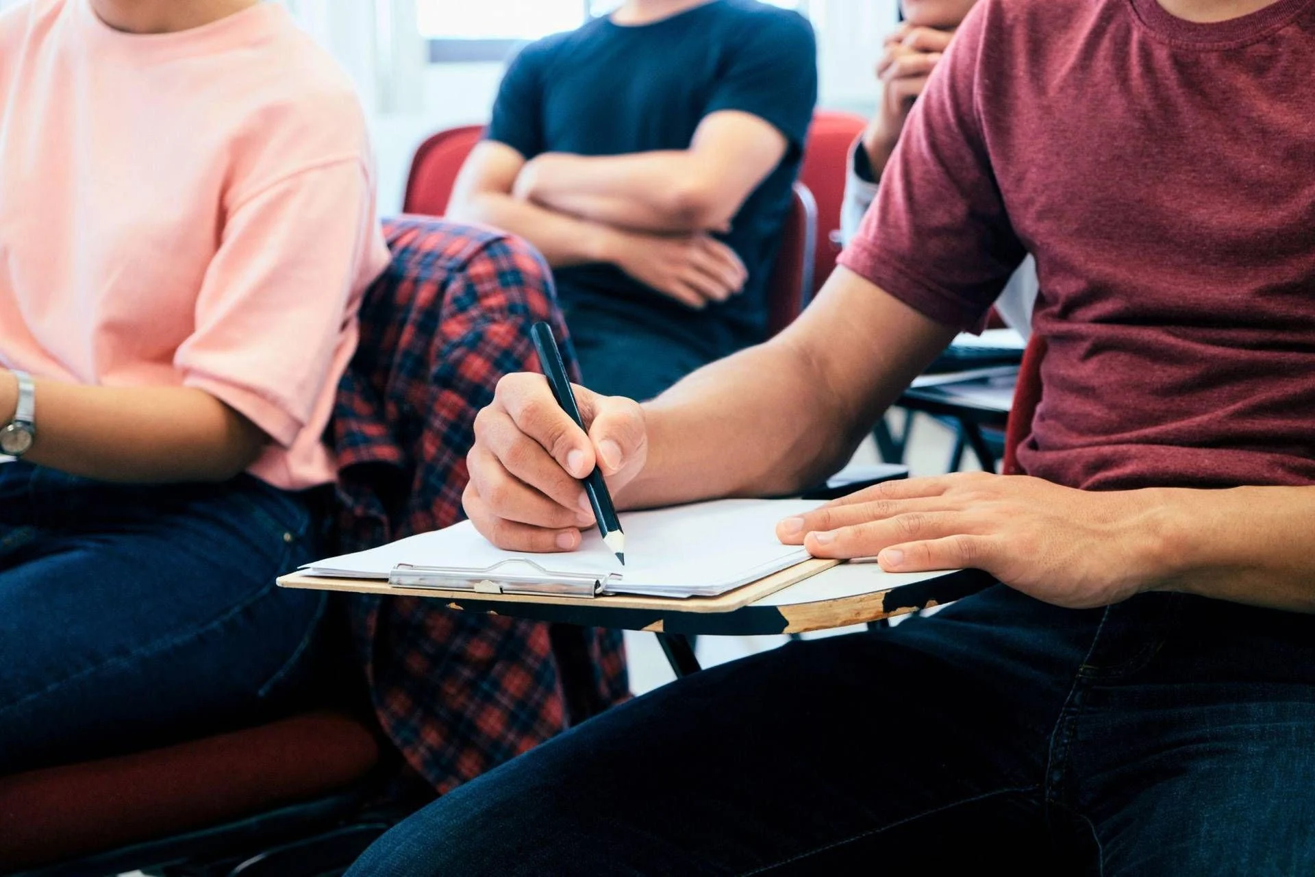 Alerta: consumo de spritz na manhã entre estudantes aumenta risco de dependência e danos ao cérebro