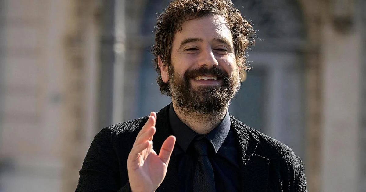 Tommaso Paradiso estreia em Sanremo 2026 com 'I romantici': uma ode aos gestos pequenos