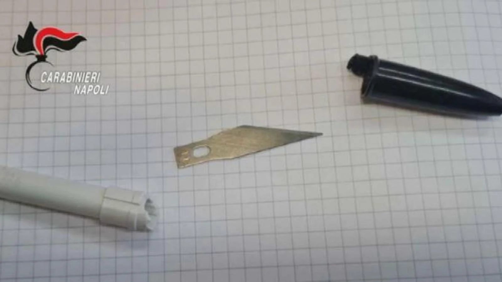 Escola em Secondigliano: aluno de 13 anos é flagrado com lâmina escondida em tampa de caneta