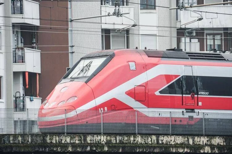 Sabotagens na Alta Velocidade: trens cancelados e atrasos de até 120 minutos em linhas Roma-Napoli e Roma-Florença