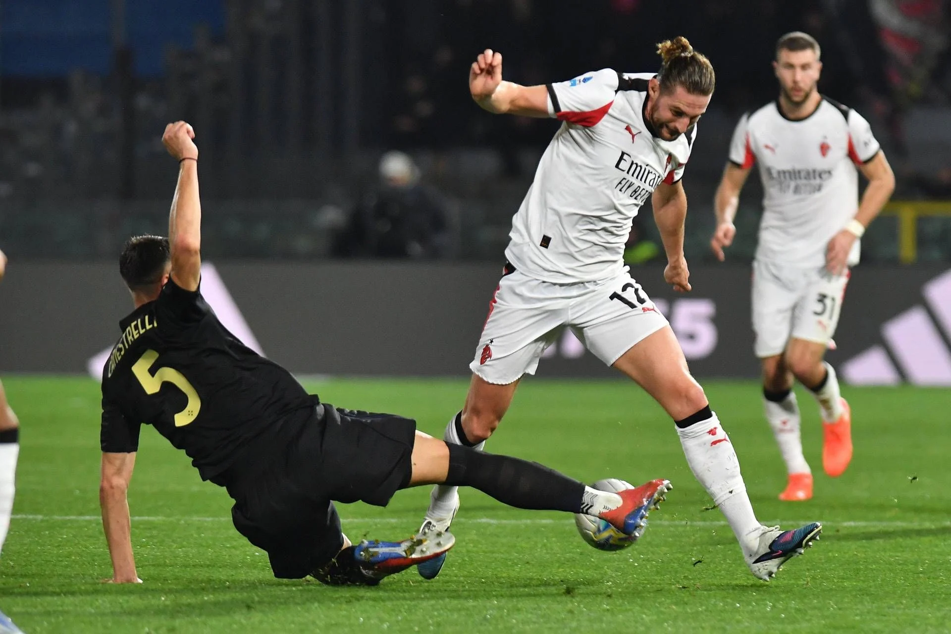 Milan triunfa em Pisa por 2-1: Loftus-Cheek e Modrić aproximam Allegri do Inter