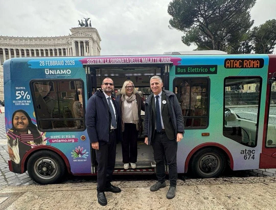 Campanha 'Uniamoleforze' colore ônibus e outdoors para dar voz às pessoas com doenças raras