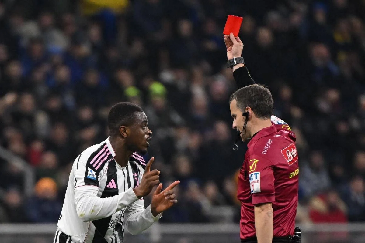 Chivu defende expulsão de Kalulu em Inter-Juve: “Um toque existe, as mãos devem ficar em casa”