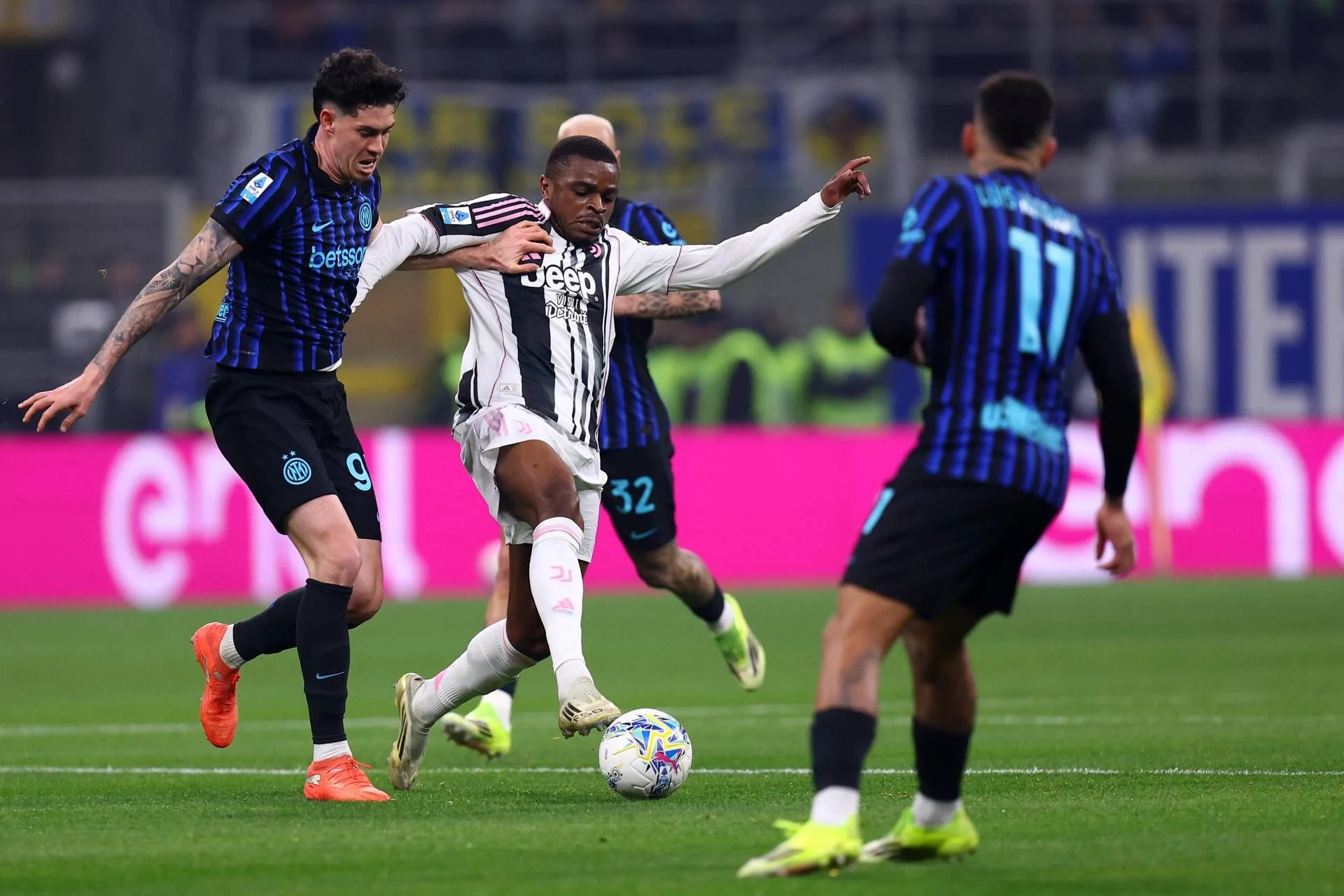 Bastoni na mira: comemoração após o vermelho a Kalulu inflama o Derby di San Siro