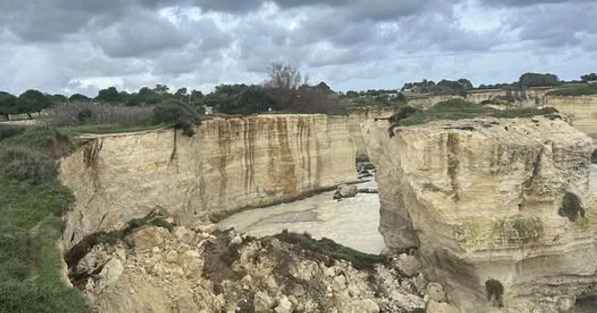 Cai no mar o 'arco degli innamorati' em Melendugno: perda histórica para o Salento