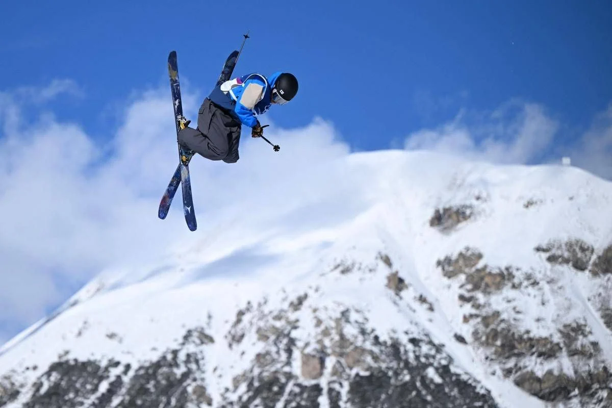 Milano Cortina: queda assustadora de Elias Lajunen no big air; atleta finlandês está consciente
