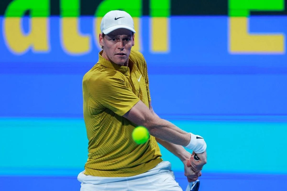 Sinner domina Machac em Doha: vitória em 6-1, 6-4 e vaga nas oitavas do ATP 500