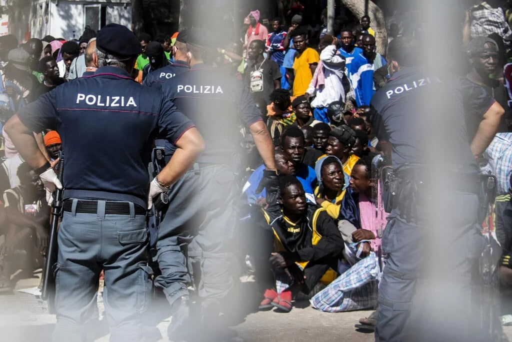Alerta de 88 ONG: regras da UE para repatriação podem replicar modelo 'ICE' e ampliar vigilância