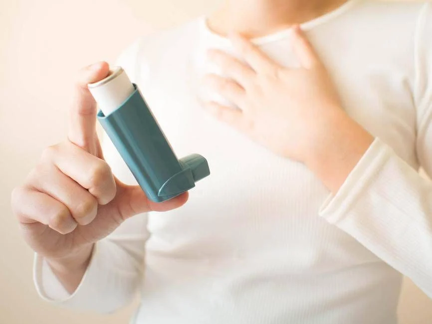 Tripla terapia fixa (BGF) melhora função pulmonar e reduz recaídas em pacientes com asma não controlada