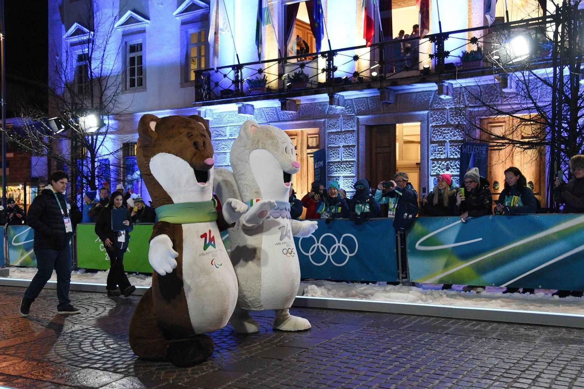 Milano Cortina 2026: A corrida por pins raras e as mascotes Tina e Milo esgotadas
