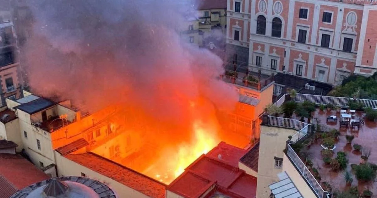Teatro Sannazaro: Giuli anuncia início do roteiro para restauro após incêndio em Nápoles