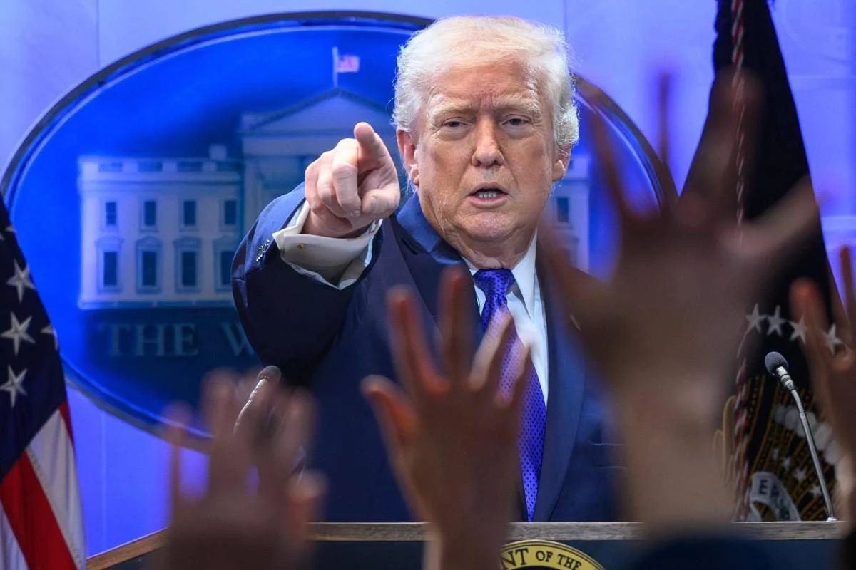 Trump anuncia tarifa global de 10% após derrota na Corte Suprema: estratégia continua