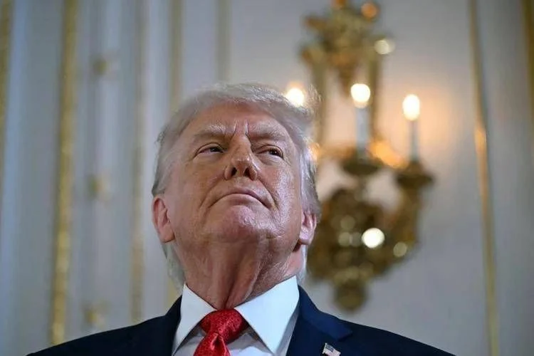 EUA avaliam opção militar contra o Irã: Trump mantém decisão em aberto enquanto forças se posicionam