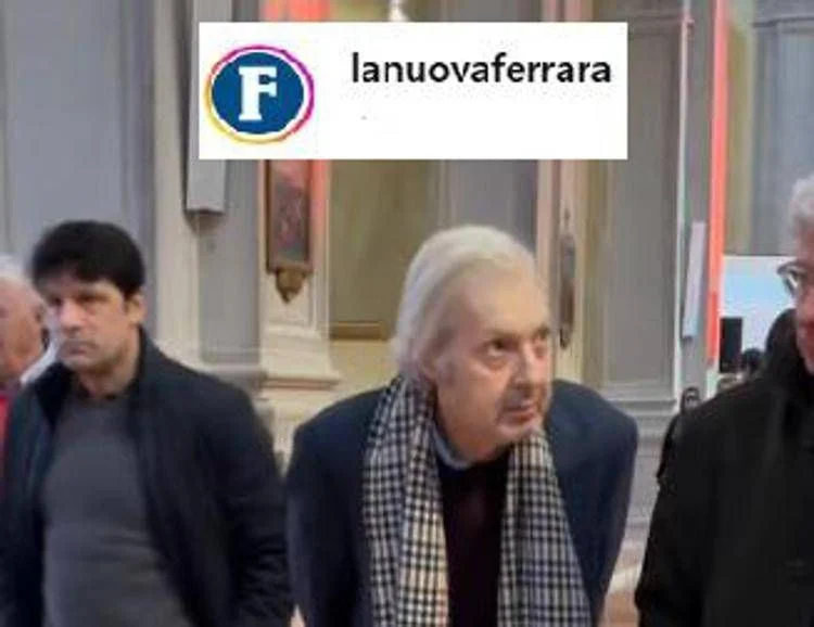 Vittorio Sgarbi reaparece em público em Ferrara; vídeo viral mostra crítico debilitado