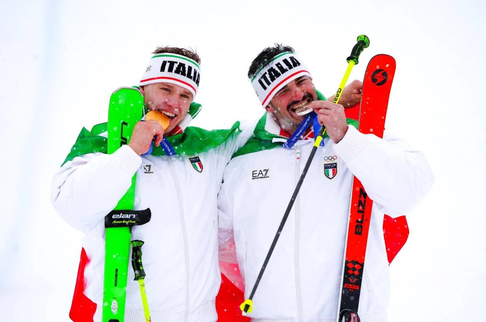 Simone Deromedis conquista ouro no ski cross em Milano Cortina 2026: o abraço com Tomasoni e a ligação de Tomba