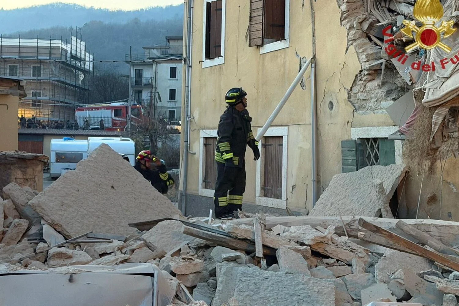 Explosão causa colapso de prédio em Negrar (Verona); três resgatados, um ainda sob escombros