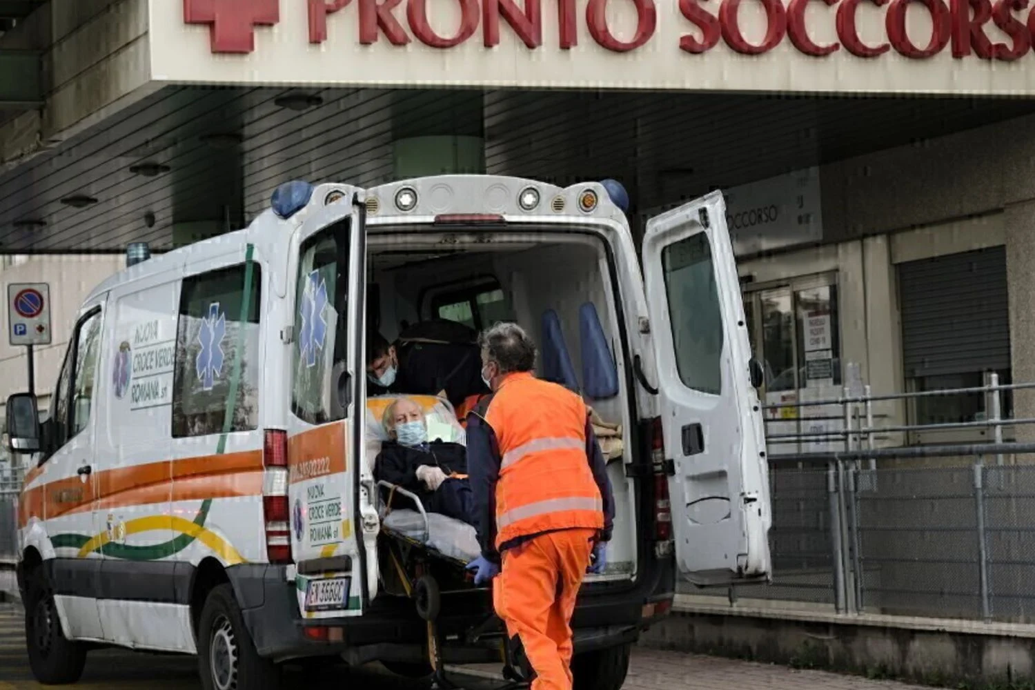 Menino de 9 anos cai de terraço da escola em Pietra Ligure; investigação aberta