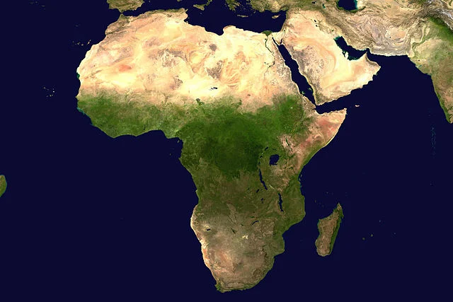 BEI reorienta investimento UE-África: da energia solar à produção de vacinas para reforçar estabilidade e emprego