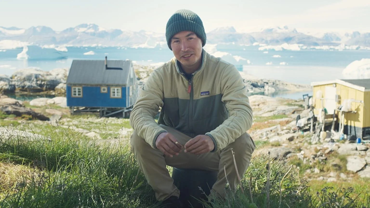 Choque na Groenlândia: cientista inuit em caiaque documenta microplásticos e partículas de pneus em geleira remota