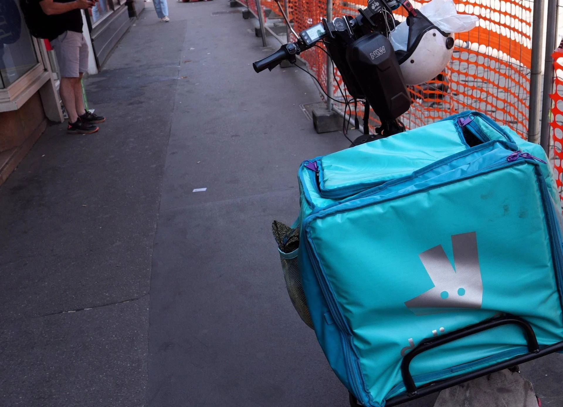Rider: MP de Milão impõe controle judicial à Deliveroo Italy por suspeita de caporalato e salários abaixo da pobreza