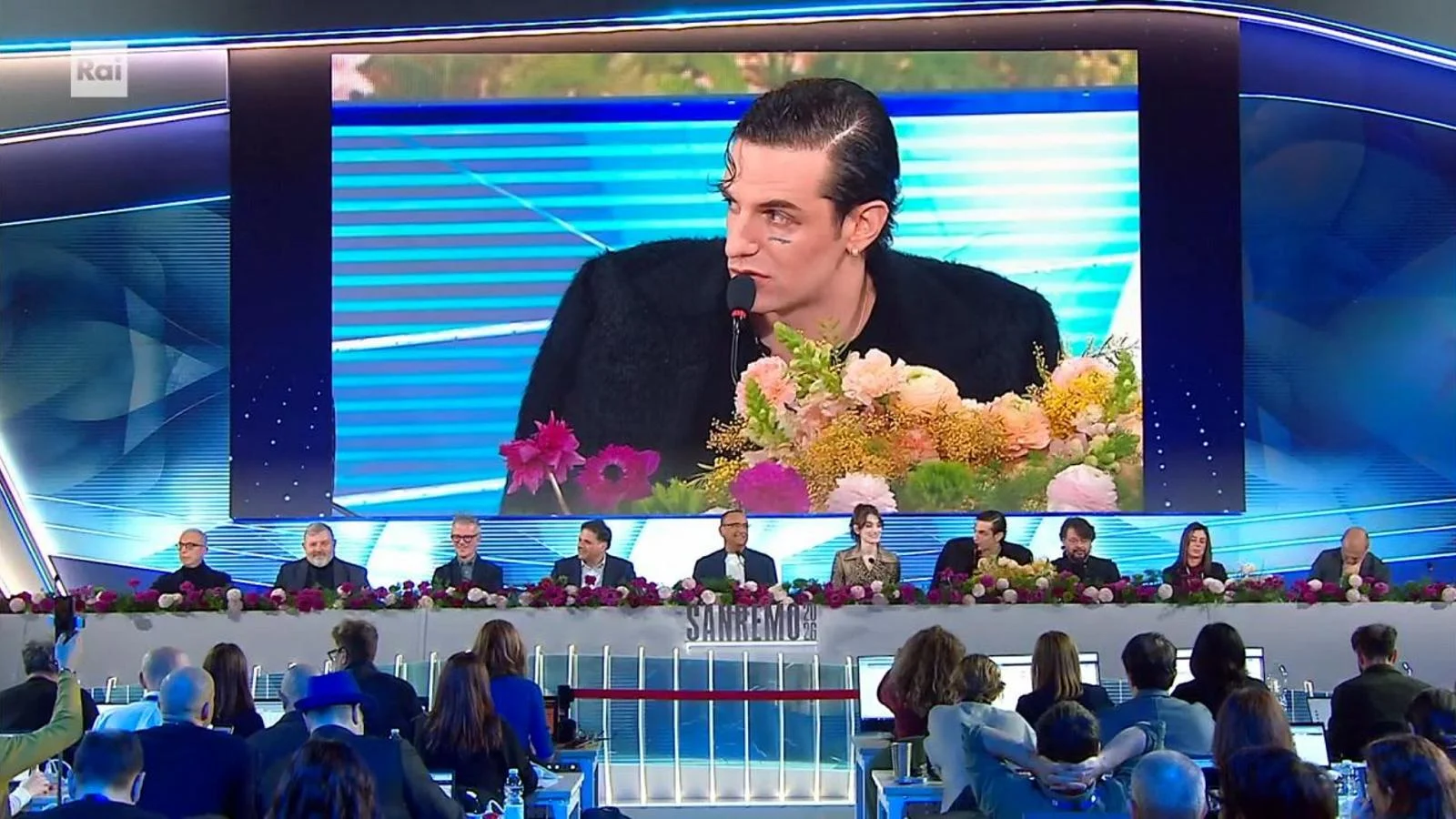 Achille Lauro em Sanremo 2026: homenagem com 'Perdutamente' às vítimas de Crans-Montana e dueto com Laura Pausini