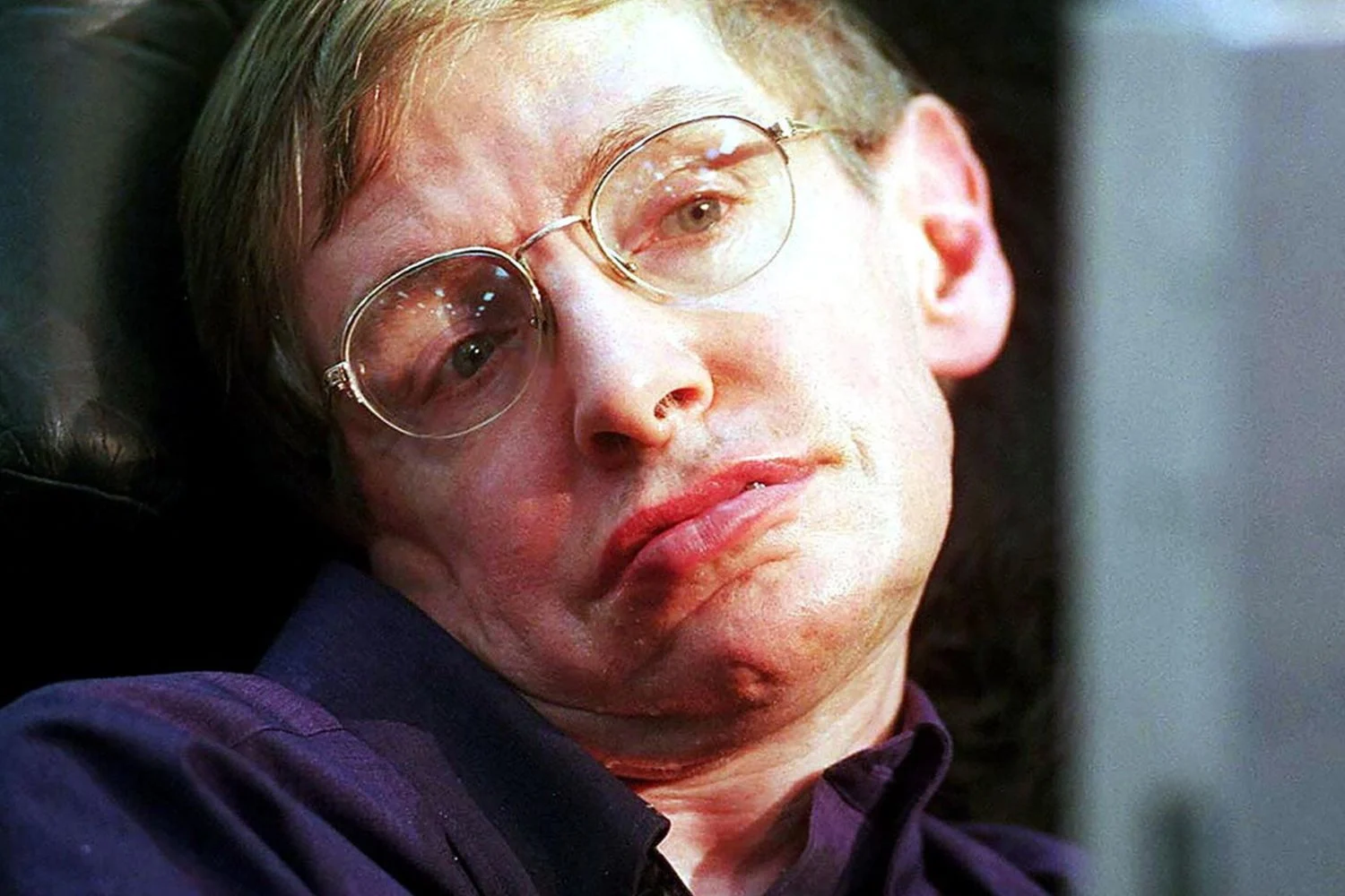 Stephen Hawking aparece nos arquivos de Epstein: foto em St. Thomas reacende debates sobre redes de influência