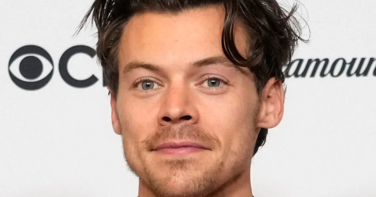 Harry Styles ironiza boatos de calvície e relembra os jeans skinny da era One Direction
