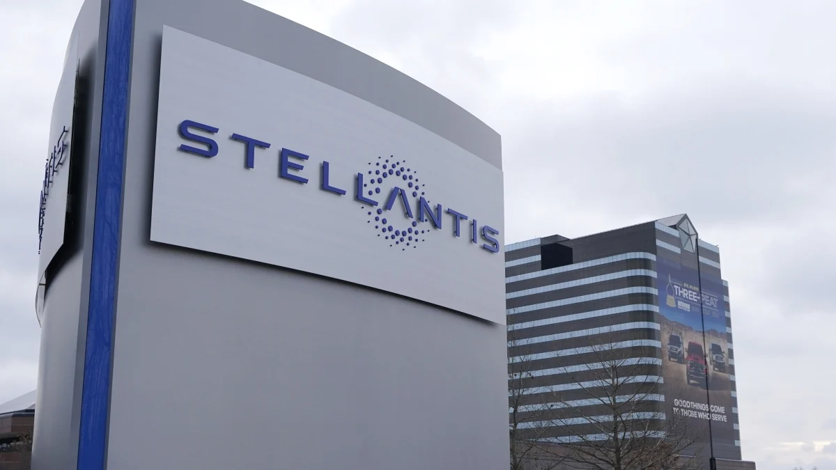 Stellantis fecha 2025 com prejuízo de €22,3 bi e suspende dividendo após mudança para estratégia multi-energia