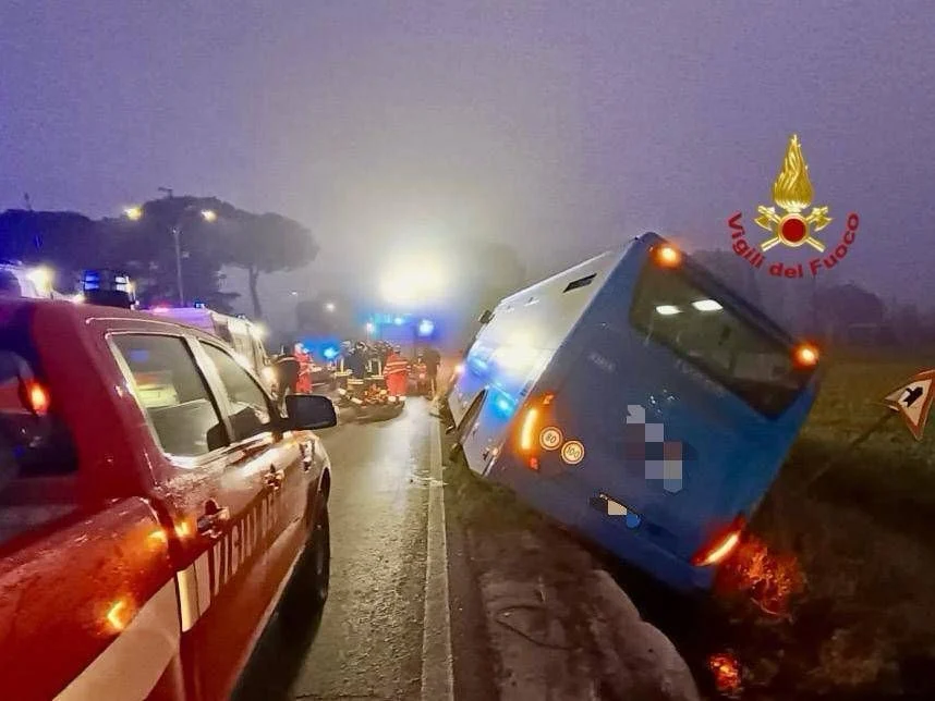 Colisão entre carro, caminhão e ônibus na SP 327, em Foiano (Arezzo), deixa cinco feridos