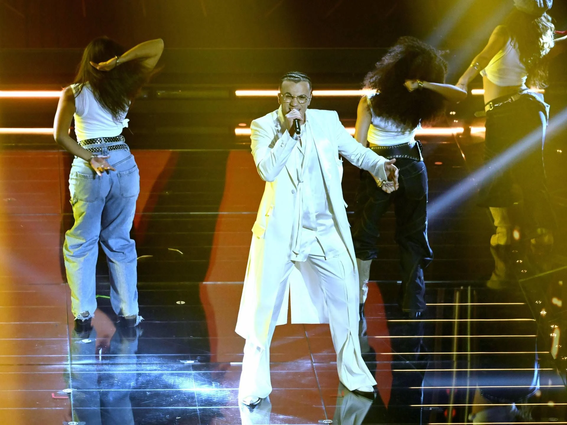 Sanremo 2026: 430 milhões de interações confirmam explosão social; Samurai Jay domina terceira noite