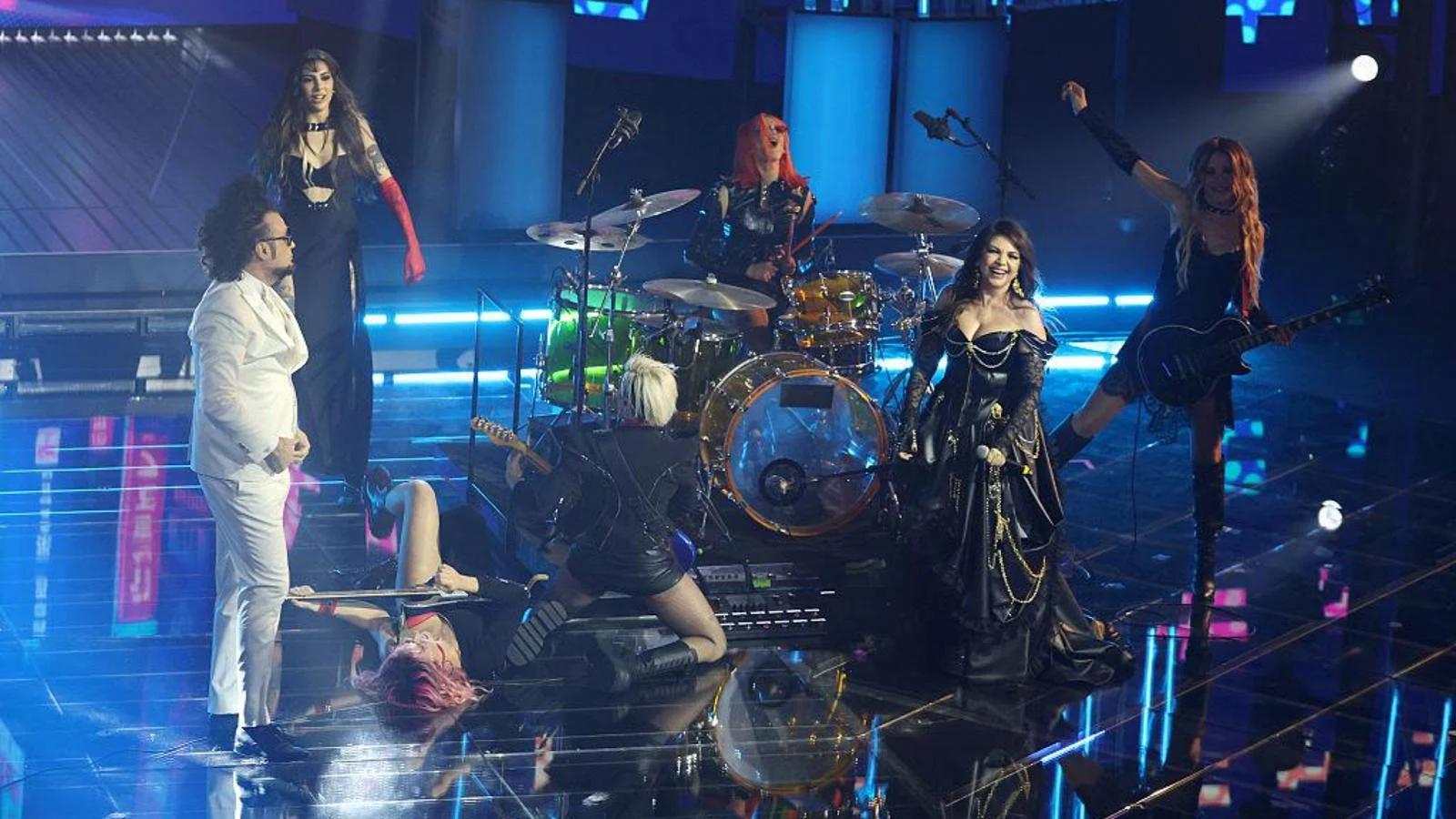 Sanremo reimagina os anos 80: Cristina D'Avena e Le Bambole di Pezza transformam 'Occhi di gatto' em rock