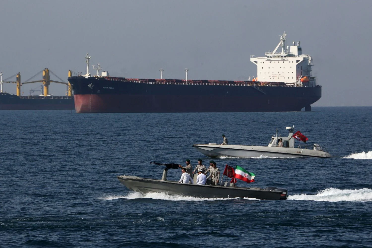 Por que Trump quer aniquilar a Marinha iraniana: o jogo estratégico pelo Estreito de Hormuz