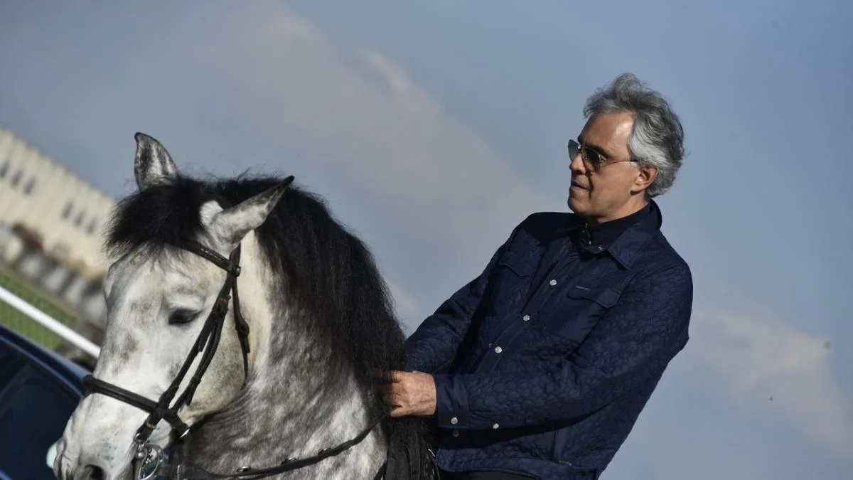 Antes da final de Sanremo, Andrea Bocelli vai de helicóptero a Spirano para rever cavalo lusitano