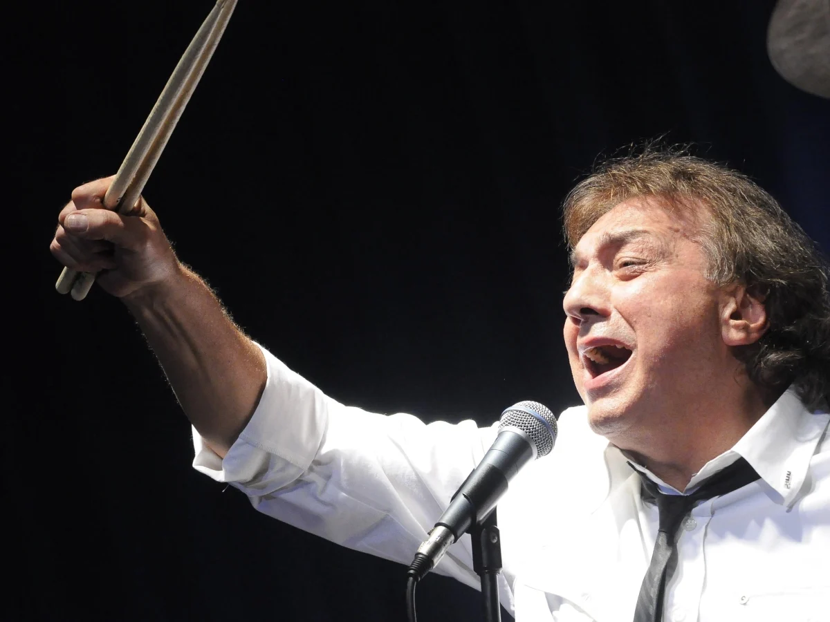 Tullio De Piscopo volta a Sanremo 2026 aos 80 anos com LDA e Aka 7even para reavivar 'Andamento lento'