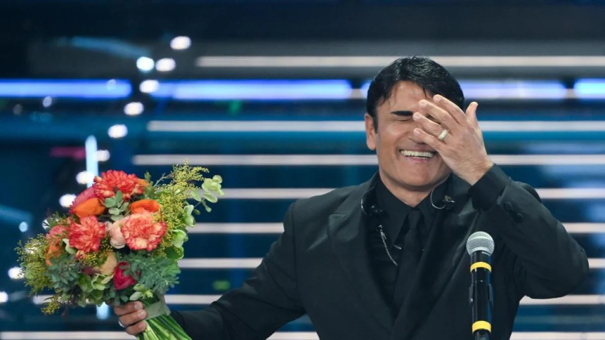 Emoção em Sanremo: Sal Da Vinci recebe ovação no Ariston e público canta sua 'Rossetto e Caffè'