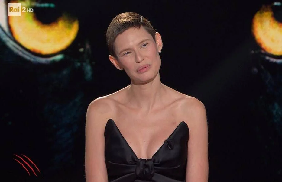 Bianca Balti em Sanremo: oncologistas alertam que o medo persiste após as terapias e urge buscar uma nova normalidade