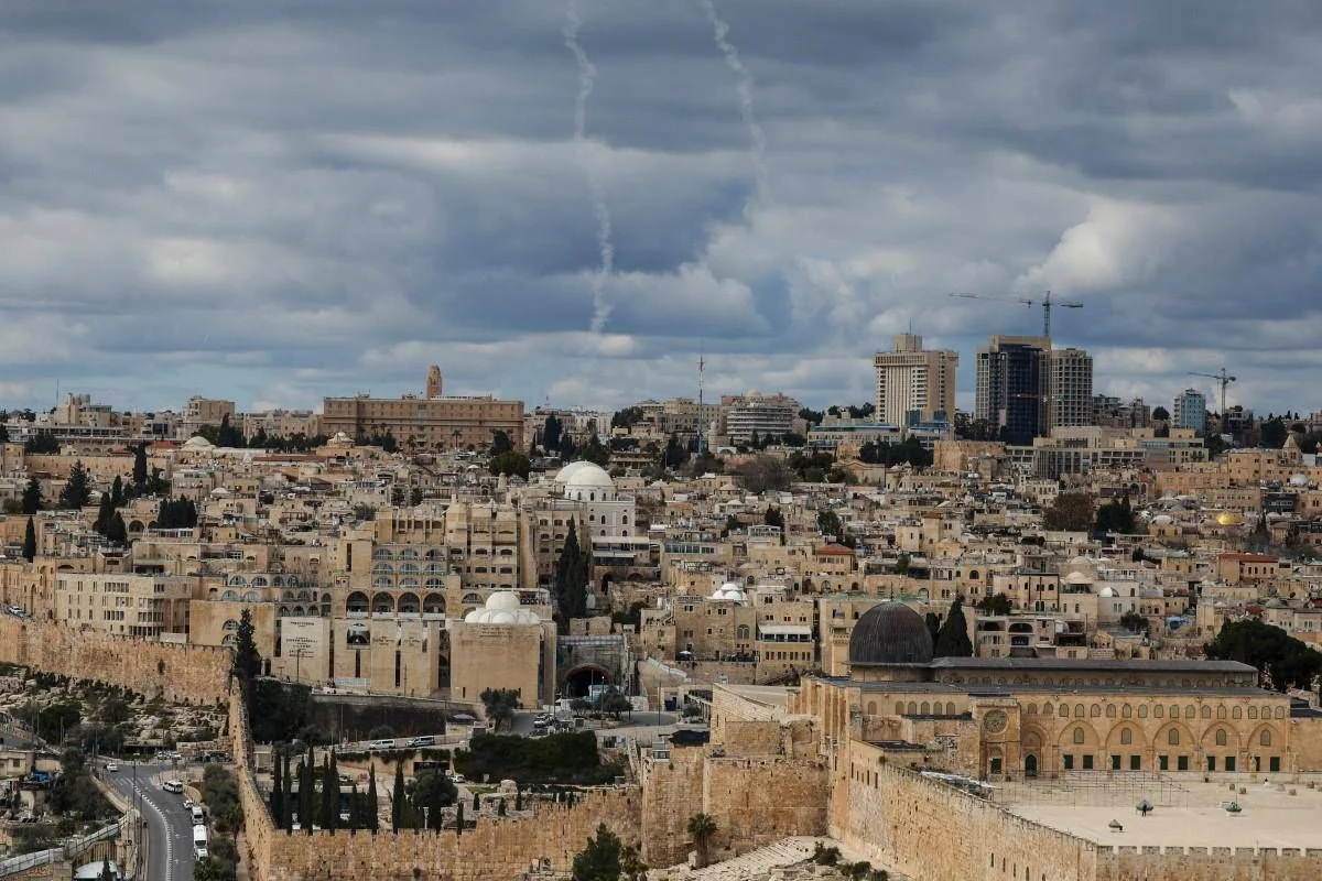 Israel e Irã: ofensiva conjunta com os EUA desencadeia chuva de mísseis e estado de emergência