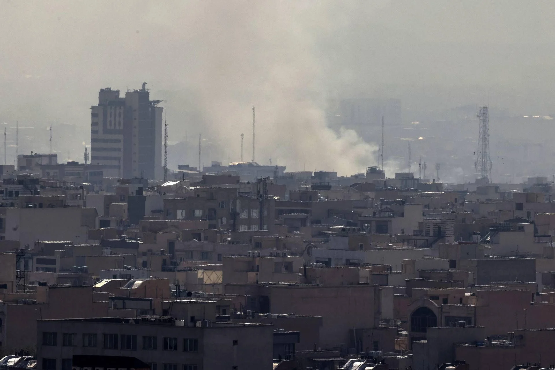 EUA e Israel atacam o Irã: Operação Rugido do Leão, comandante dos Pasdaran abatido e residência de Khamenei destruída