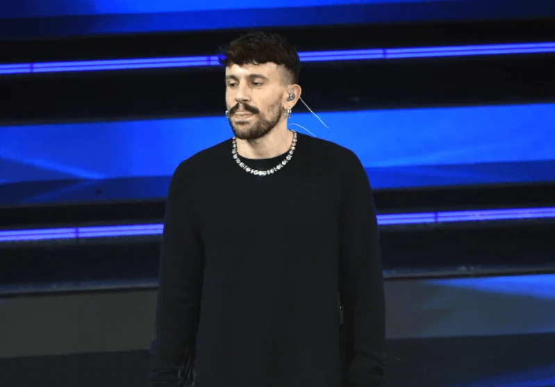 Sanremo 2026: Aiello e Leo Gassmann se unem para cantar 'Era già tutto previsto' de Cocciante