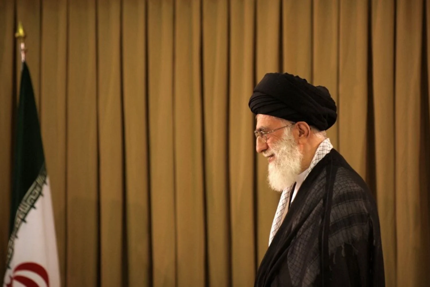 Khamenei e o fim do último revolucionário: o tabuleiro de poder do Irã em mutação