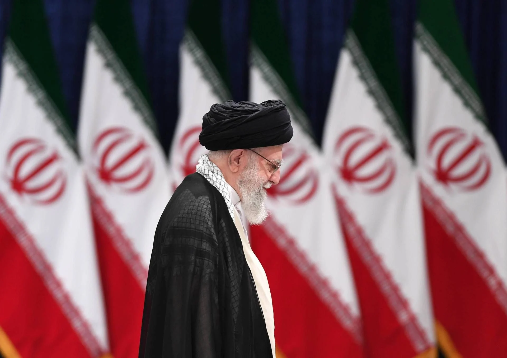 Morte de Khamenei: os três possíveis sucessores e o papel decisivo de Larijani no tabuleiro iraniano