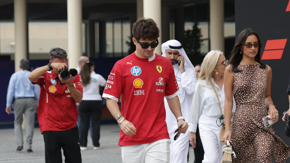 Leclerc casa com Alexandra em Ferrari pelas ruas de Mônaco: símbolo e tradição antes da F1