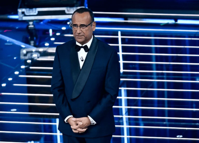 Sanremo 2026: a piada de Carlo Conti sobre os jeans da esposa provoca polêmica e ele responde