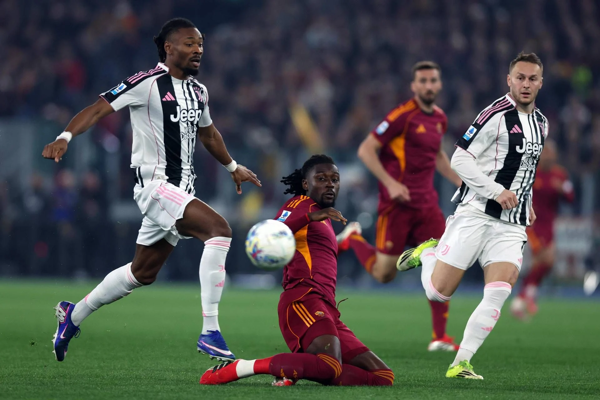 Roma 3-3 Juventus: Spalletti arranca empate no último minuto e mantém vantagem na luta pela Champions
