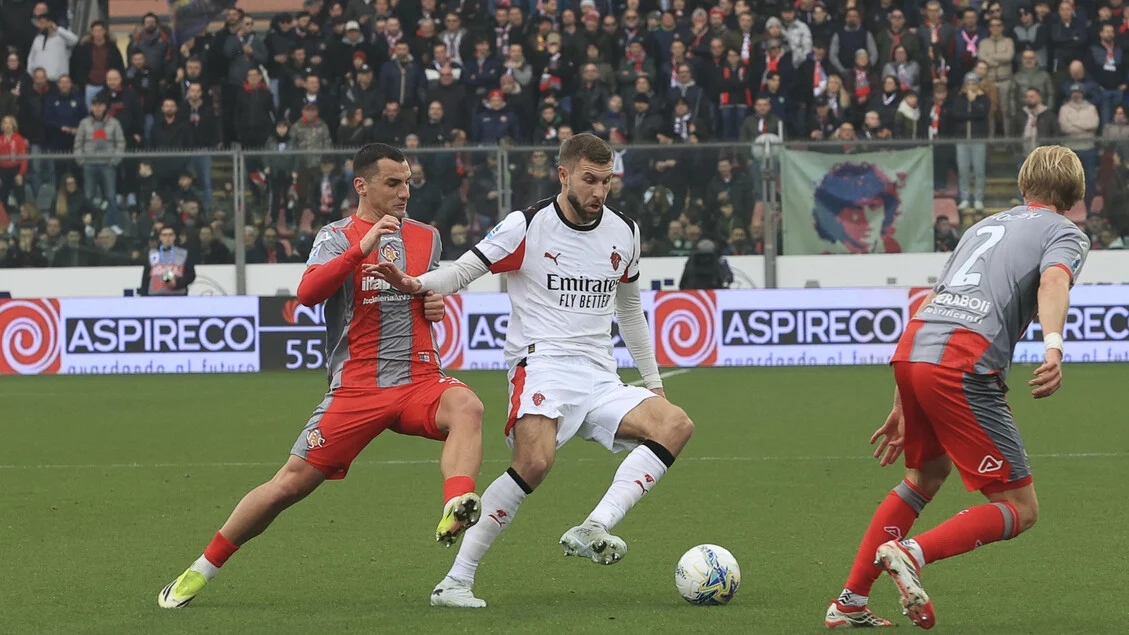 Milan busca vitória nos acréscimos em Cremona e segue vivo para o dérbi contra a Inter