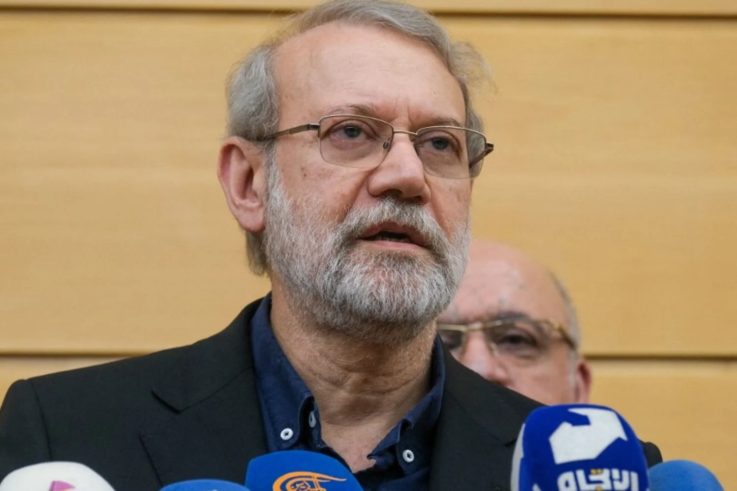 Ali Larijani emerge como protagonista na sucessão de Khamenei: o próximo movimento no tabuleiro do Irã